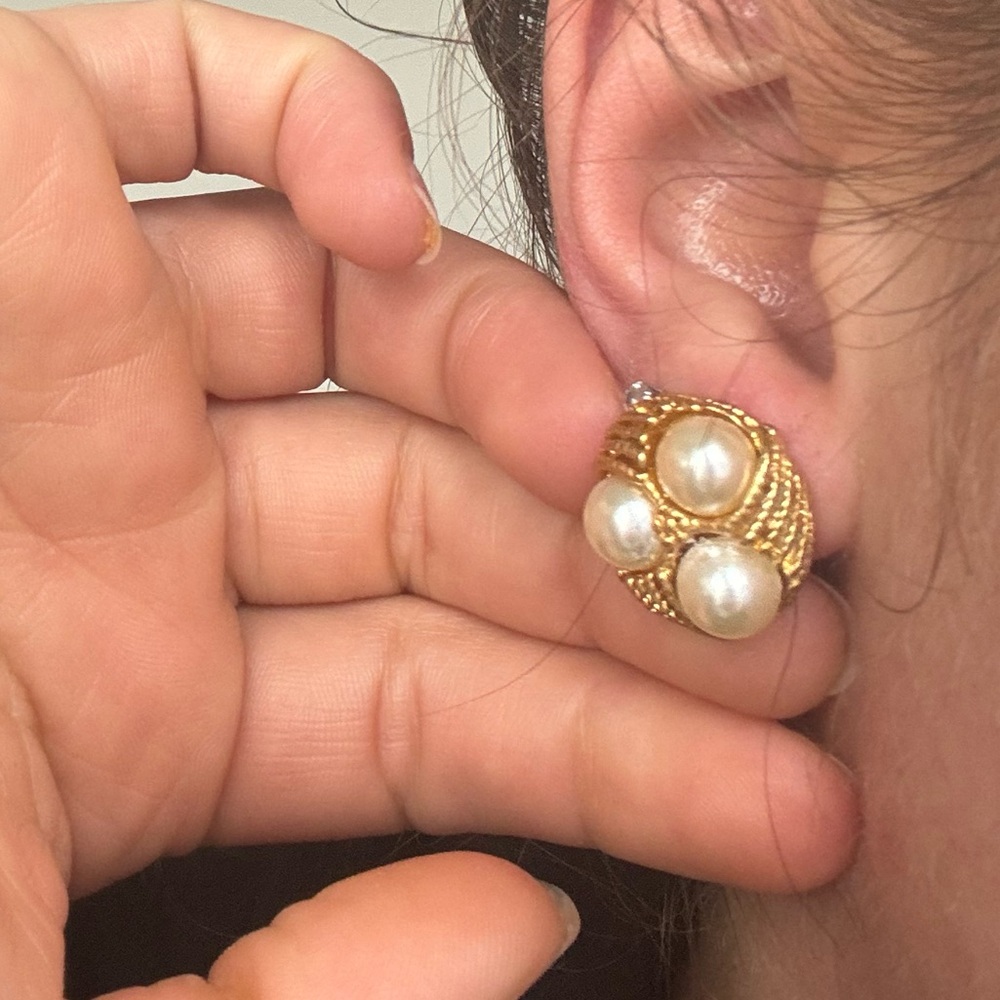 Vintage 1980s Pearl Gold Tone Studs